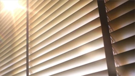Venetian blinds illuminated by the glare of the sun